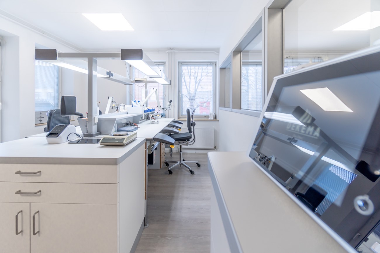 Zahntechnisches Labor von Dormann Zahntechnik in Kassel mit modernen Arbeitspl&auml;tzen